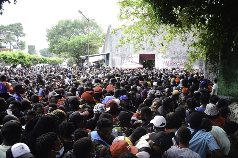 Multitud de personas en un mercado al aire libre