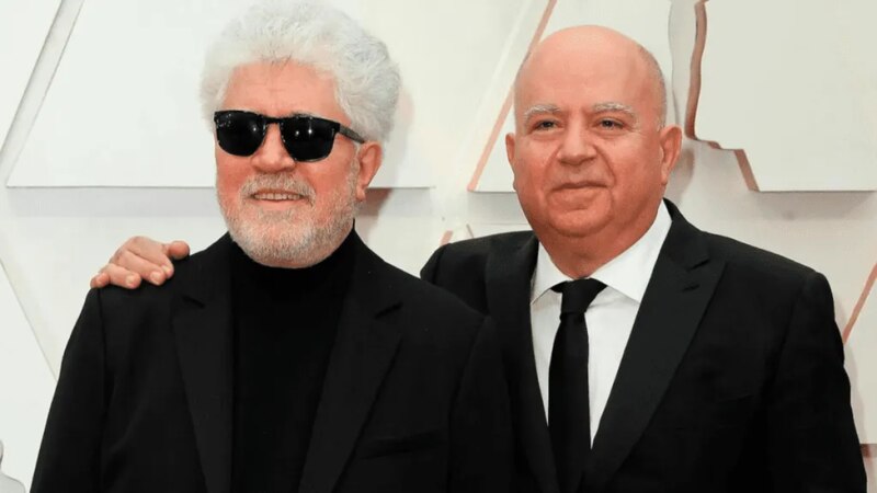 Los directores de cine Pedro Almodóvar y Guillermo del Toro posan juntos en la alfombra roja de los Premios Óscar 2023.