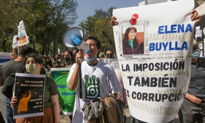 Estudiantes protestan contra la corrupción en el gobierno.