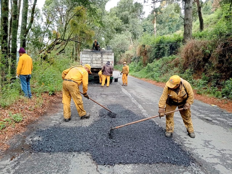 Trabajadores reparando una carretera