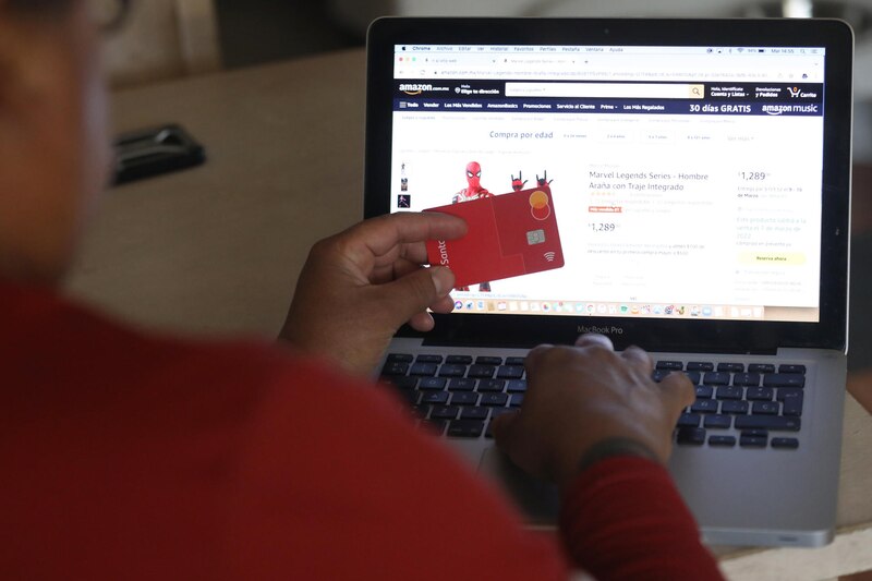 Mujer comprando en línea con tarjeta de crédito