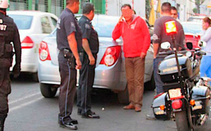 Policía detiene a un hombre en una motocicleta