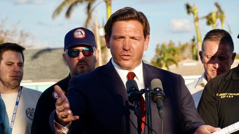 El gobernador de Florida, Ron DeSantis, habla con los periodistas tras el huracán Ian