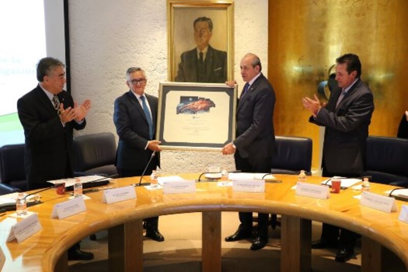Entrega de reconocimiento al Dr. José Sarukhán Kermez por su destacada trayectoria en la investigación científica.