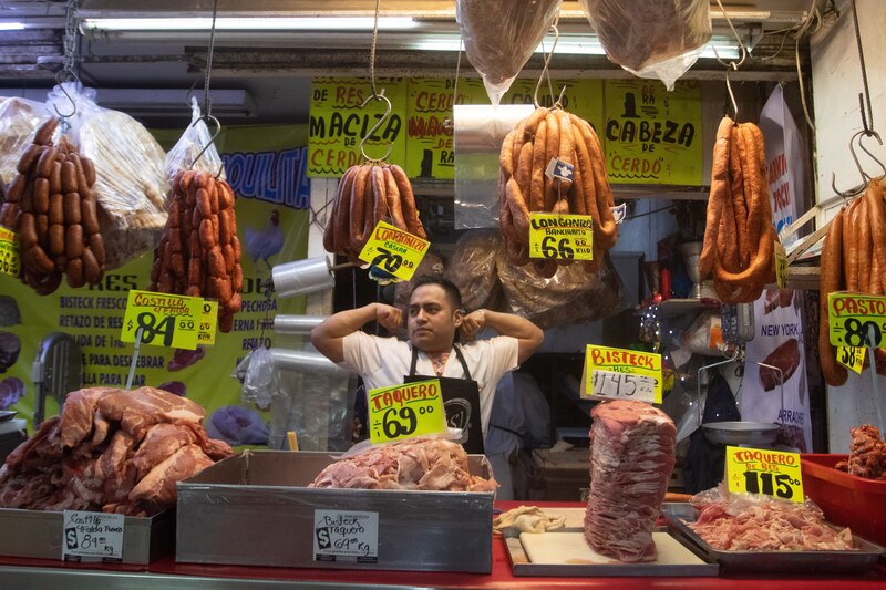 Carnicería mexicana con un hombre detrás del mostrador
