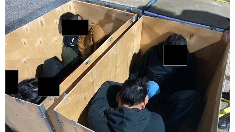 Inmigrantes ilegales encontrados en cajas de madera
