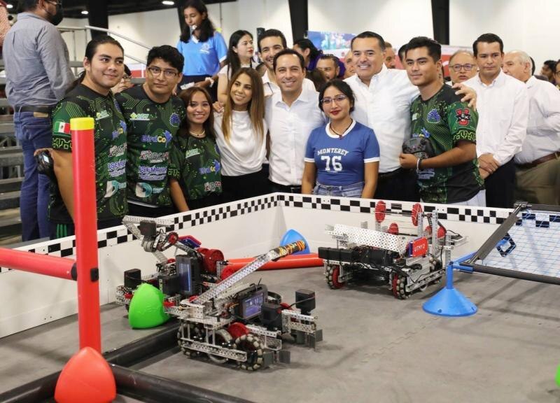 Estudiantes mexicanos presentan sus proyectos de robótica al presidente