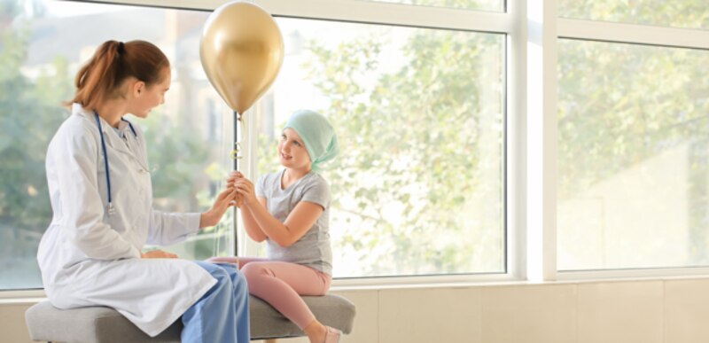 Doctora con una niña con cáncer