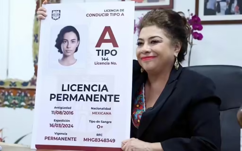 La Secretaria de Movilidad, Sheyla Palacios, entrega licencia permanente a automovilista.