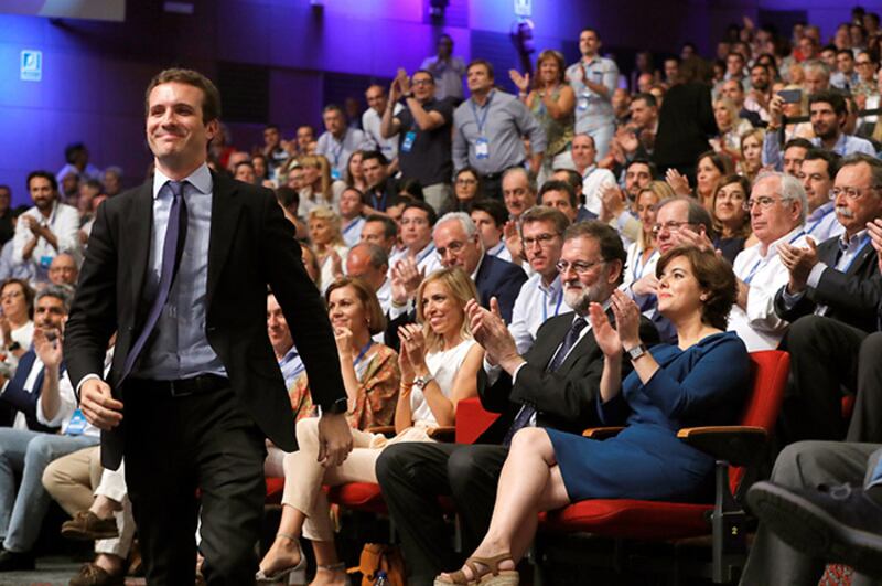 El presidente francés Emmanuel Macron saluda a los asistentes a un acto del partido político español Ciudadanos.