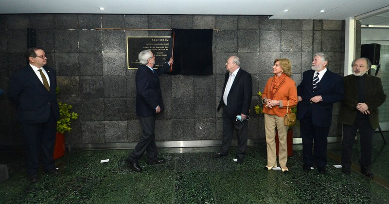 develan placa en la rectoría de la UNAM