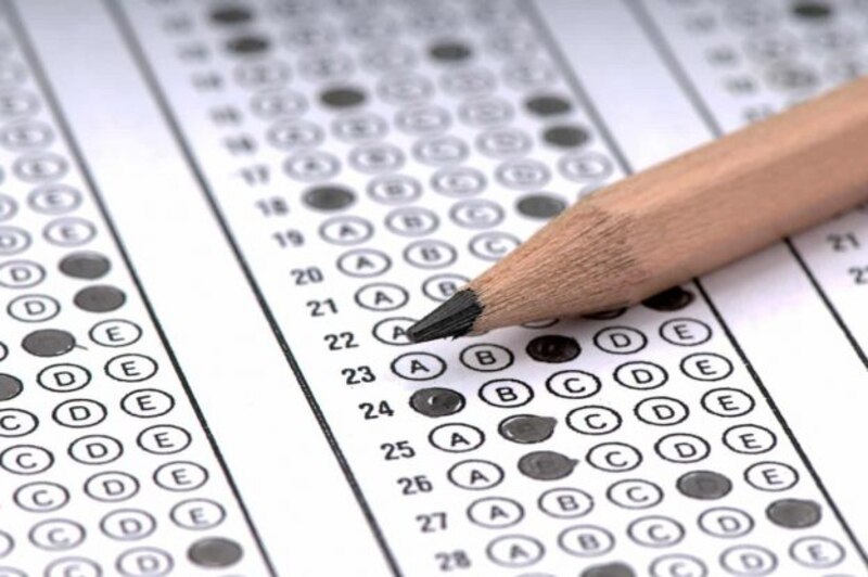 Lápiz sobre una hoja de examen