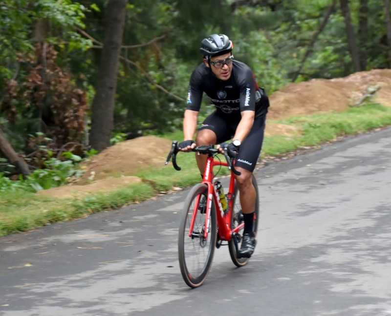 Adrián Durán recorriendo Los Dinamos en bicicleta durante su intento de triple Everesting