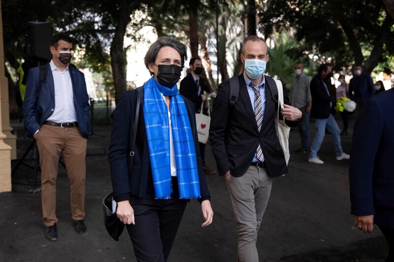 La presidenta de la Comunidad de Madrid, Isabel Díaz Ayuso, camina por la calle.