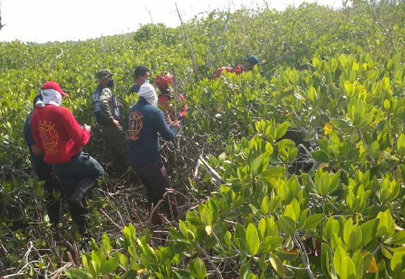 Bomberos buscan a un hombre desaparecido en el manglar