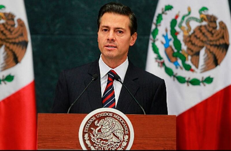 El presidente Enrique Peña Nieto da un discurso.