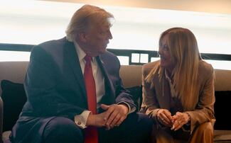 Trump deja atónita a Giorgia Meloni al aseguar que la italiana le “rogó” por una foto