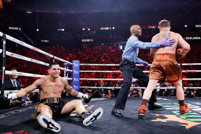 Canelo Álvarez derrota a Billy Joe Saunders