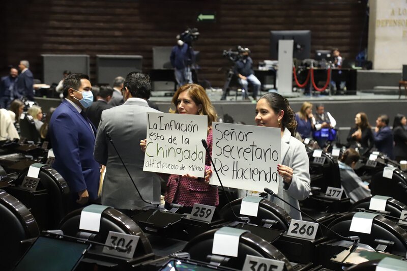 Diputadas exhiben pancartas contra la inflación y piden renuncia de secretario de Hacienda