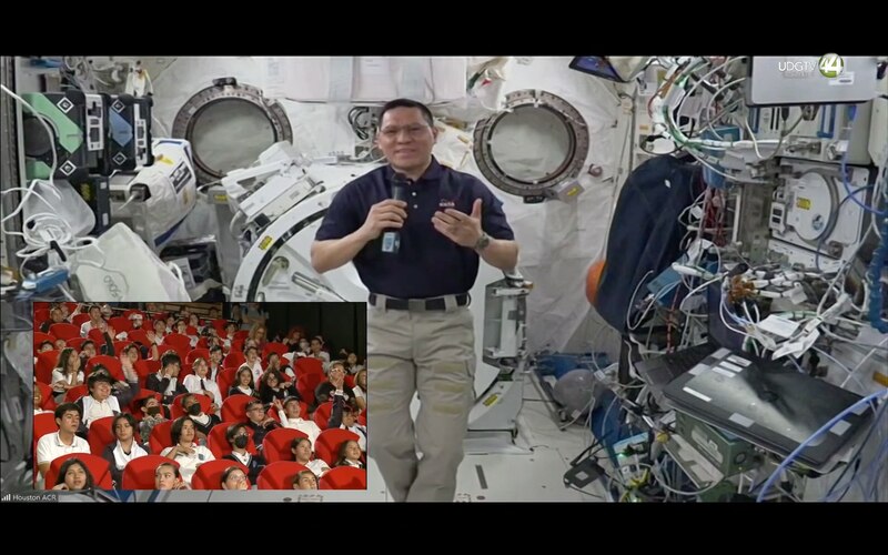 El astronauta mexicano José Hernández da una conferencia a estudiantes desde la Estación Espacial Internacional