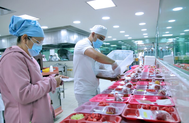 La alimentación hospitalaria, es clave en la recuperación de los pacientes hospitalizados. En las Unidades Médicas de Alta Especialidad del IMSS se preparan  todos los días más de 2,700 raciones alimentarias