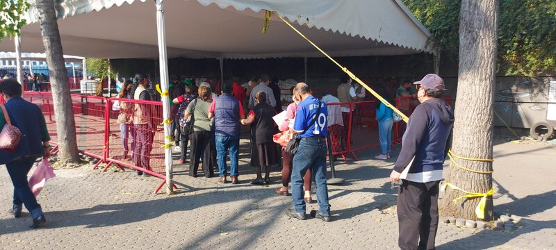 Larga fila de personas esperando para entrar a un lugar