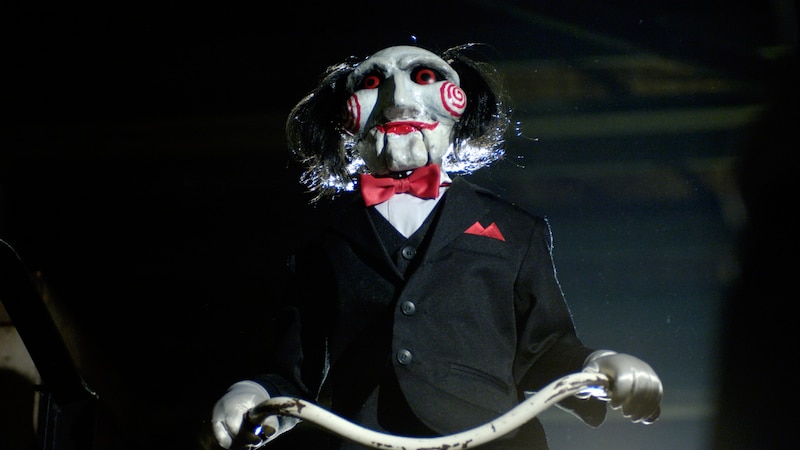 La imagen muestra a Billy the Puppet, un personaje de la serie de películas de terror Saw.