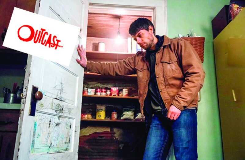 Un hombre mirando fijamente a una despensa abierta