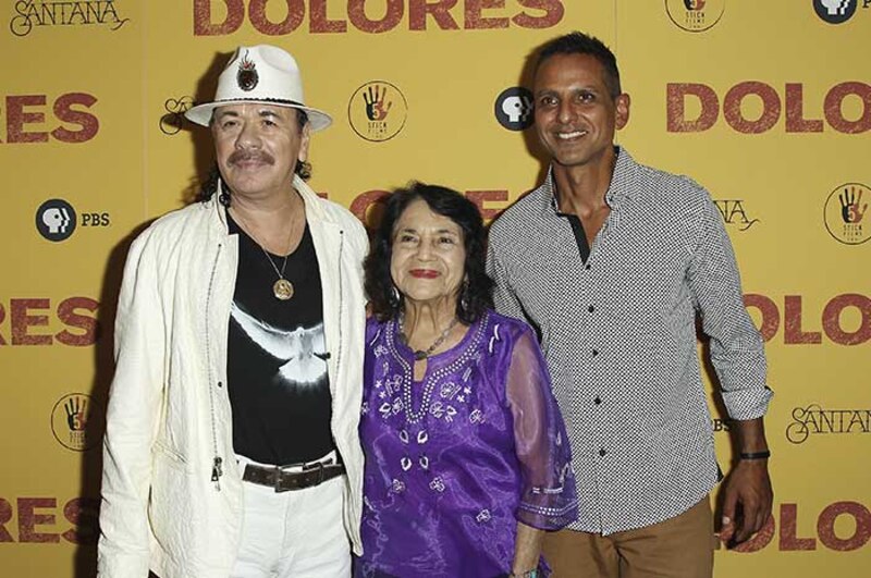Carlos Santana, Dolores Huerta y Cheech Marin en el estreno de la película "Dolores"