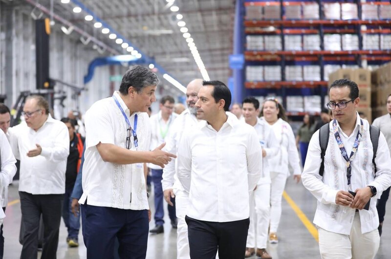 El presidente López Obrador visita una fábrica de autos en México