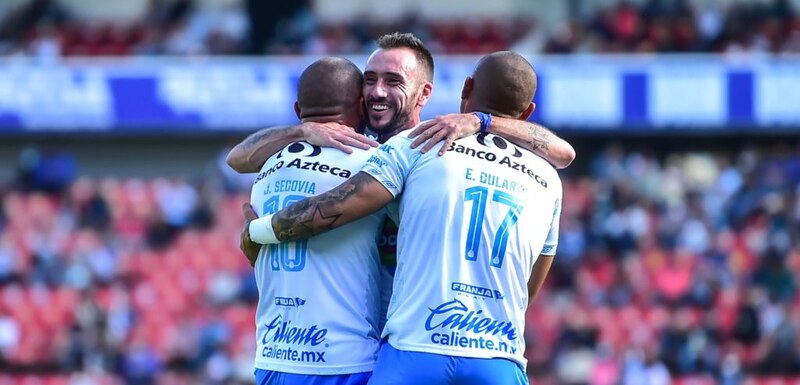 Jugadores del Club Puebla celebrando un gol