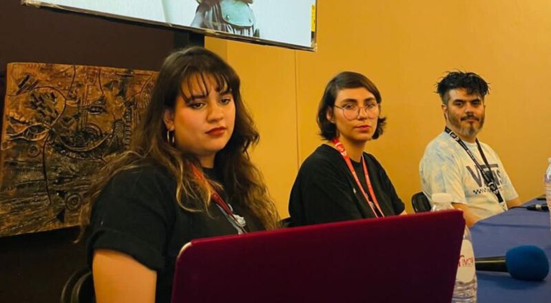 Tres personas en una mesa redonda