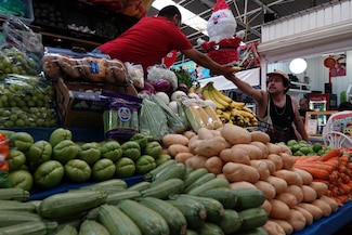 Inflación baja a 4.32 %, pero los precios no ceden
