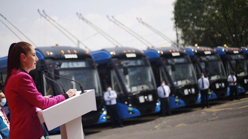 La alcaldesa de Bogotá, Claudia López, anuncia la llegada de nuevos buses eléctricos a la ciudad.