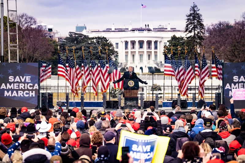 Trump da un discurso ante una multitud en Washington D.C.