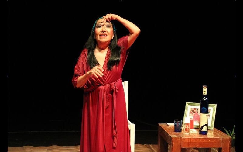 La actriz mexicana Silvia Pinal actúa en una obra de teatro.
