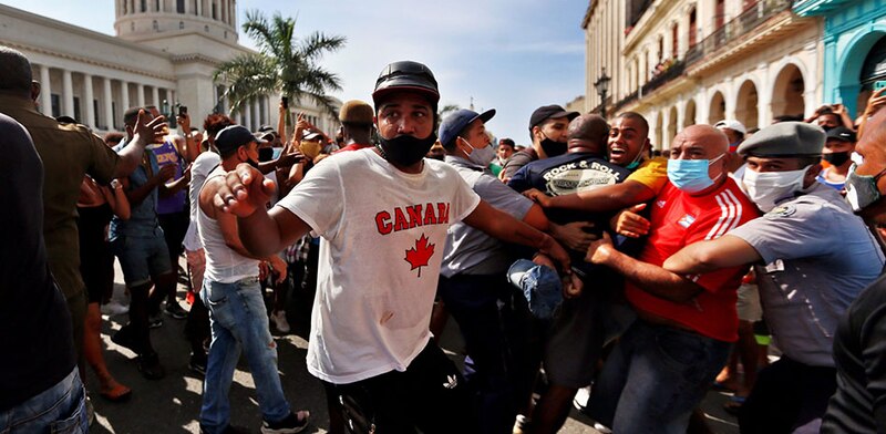 Enfrentamientos entre manifestantes y policías en La Habana