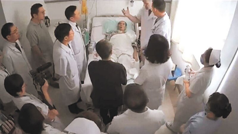 Paciente en estado crítico rodeado de médicos y enfermeras