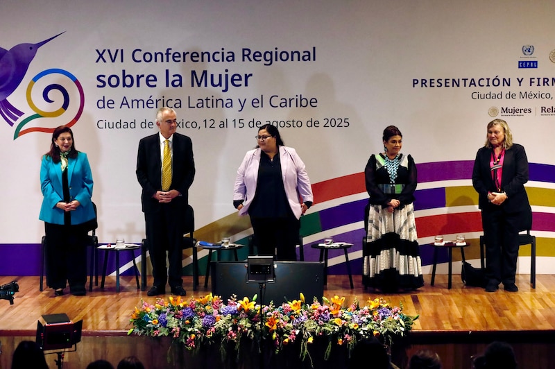 Funcionarias y funcionarios firman el Acuerdo Sede de la Conferencia Regional sobre la Mujer 2025 en la Ciudad de México