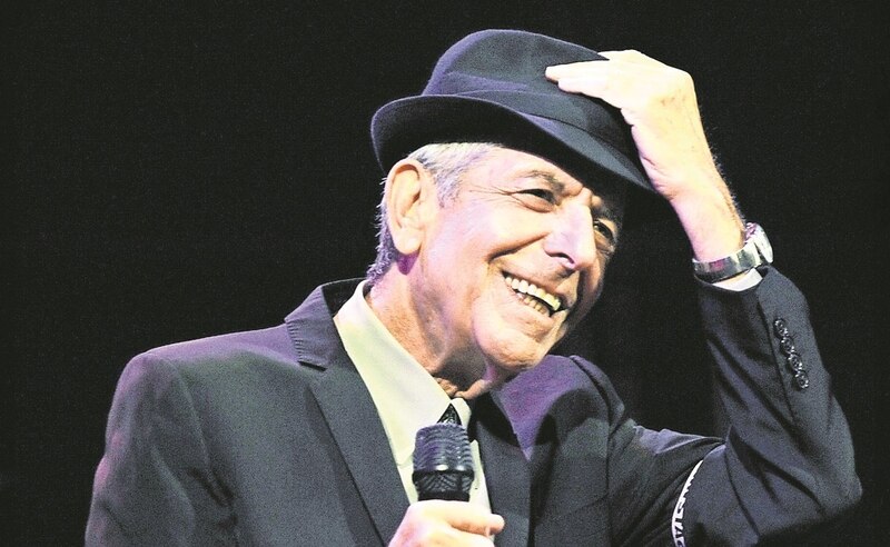 El cantante Leonard Cohen actúa en concierto.