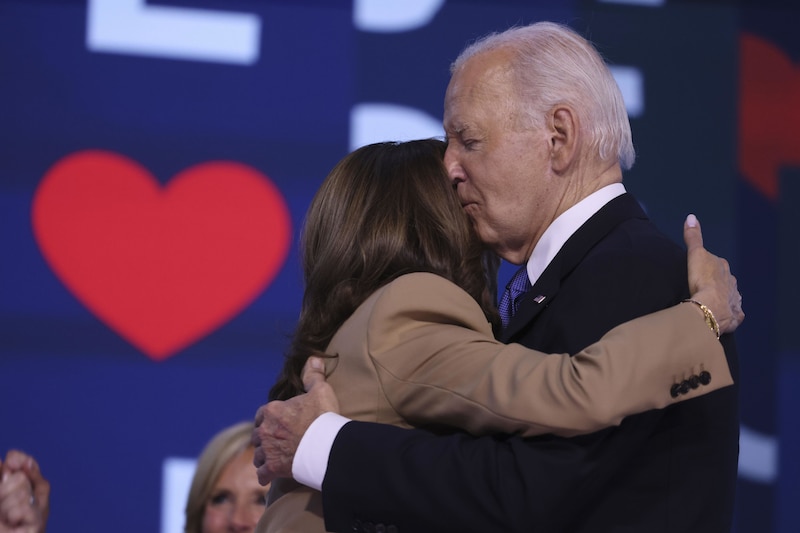 El presidente Biden abraza a su esposa tras su discurso sobre el Estado de la Unión