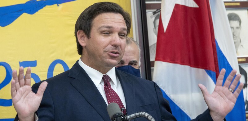 El gobernador de Florida, Ron DeSantis, habla en una conferencia de prensa.