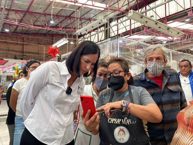 La alcaldesa de Bogotá, Claudia López, visita un mercado local