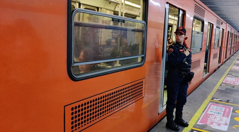 Policía en el metro de la Ciudad de México