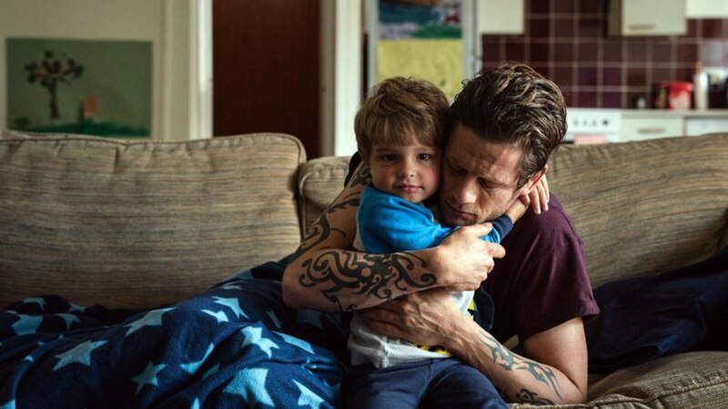 Un padre abraza a su hijo