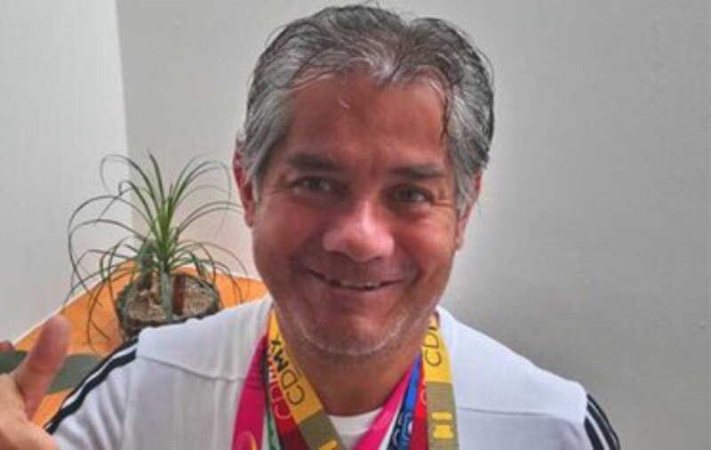 El entrenador de fútbol argentino Marcelo Bielsa sonríe con sus medallas.