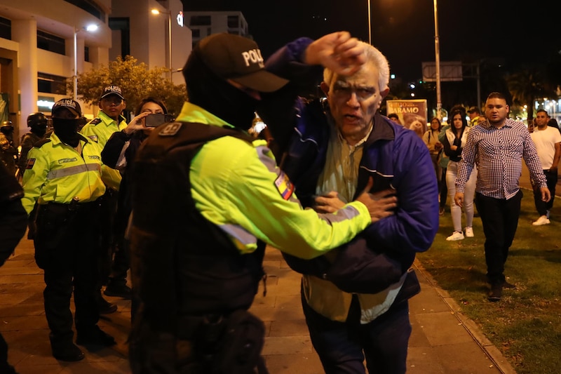 La policía arresta a un hombre durante una protesta en Colombia