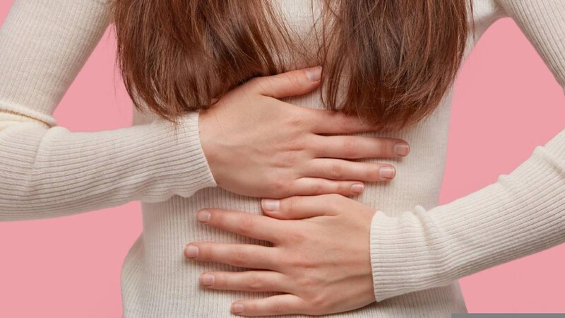 Mujer con dolor de estómago