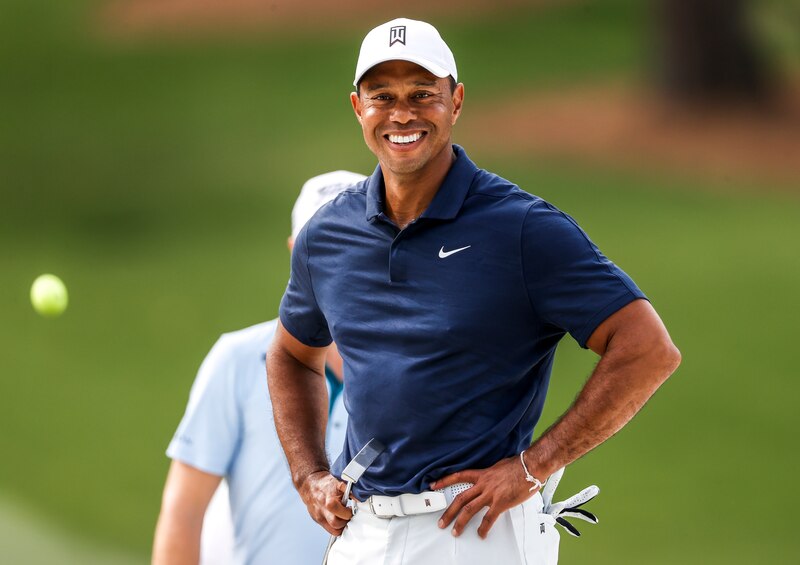 Tiger Woods sonríe durante una ronda de golf