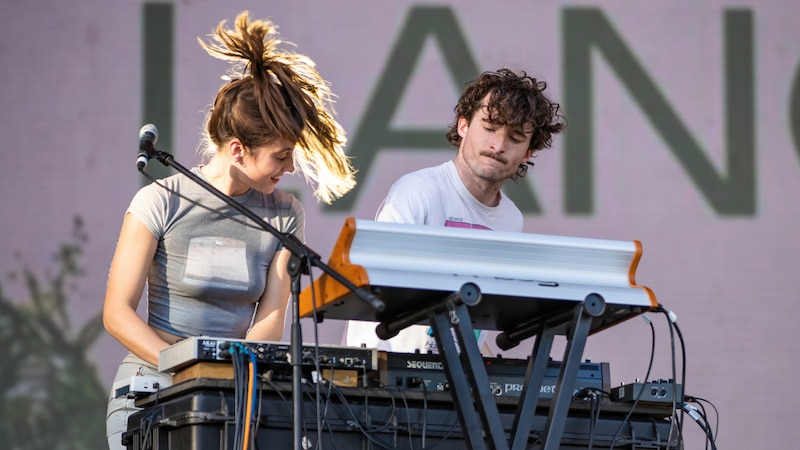 "El dúo musical Beach House en concierto".